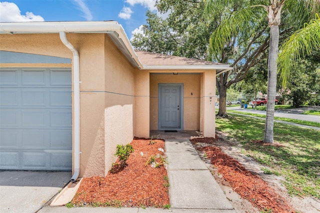 11022 Connacht Way, Tampa, FL 33610 - entrance to property with a garage, stucco siding, and roof with shingles