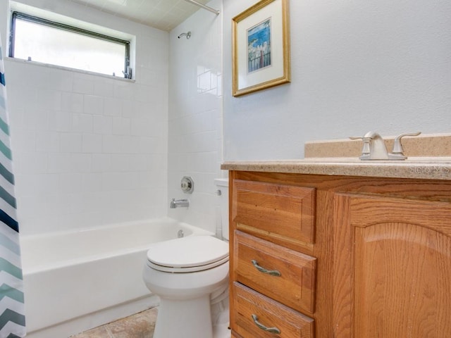 1610 Sanderling Ct, Brandon, FL 33511 - full bath featuring shower / bath combo with shower curtain and vanity