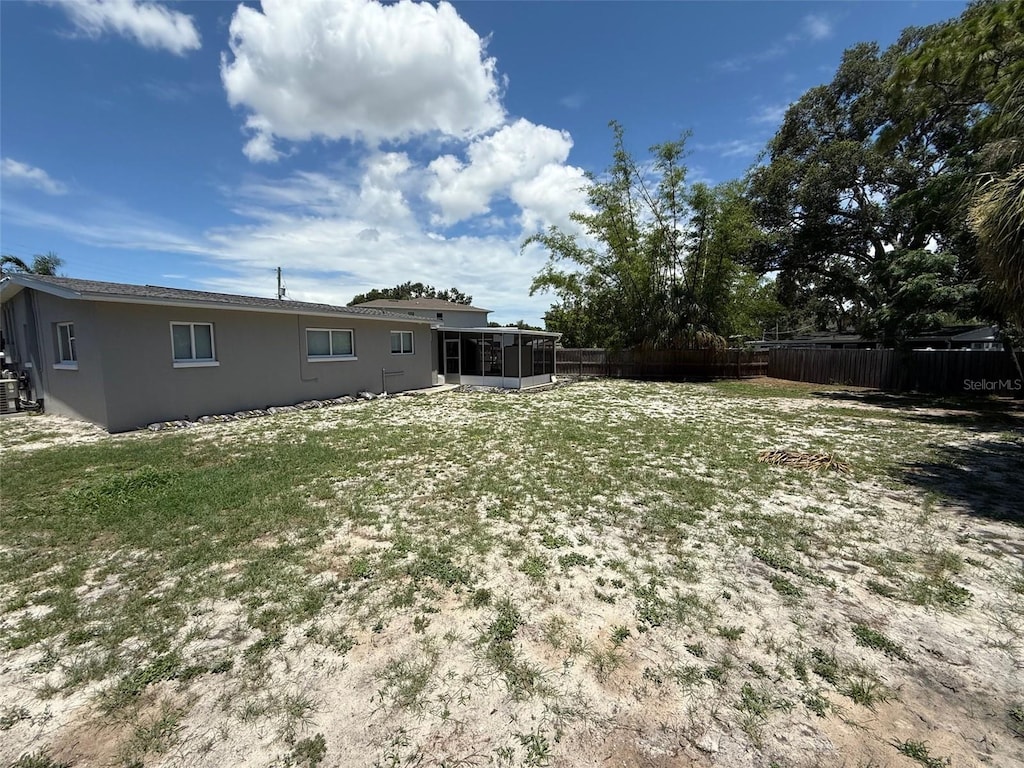 2907 W Elrod Ave, Tampa, FL 33611 - view of yard featuring a sunroom