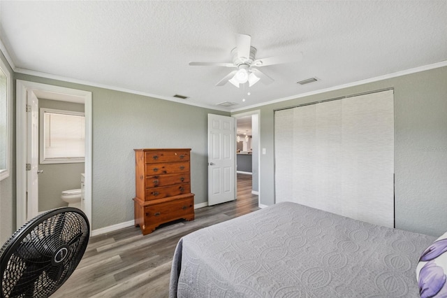 8897 54th St N, Pinellas Park, FL 33782 - bedroom featuring wood finished floors, ornamental molding, a textured ceiling, a ceiling fan, and a closet