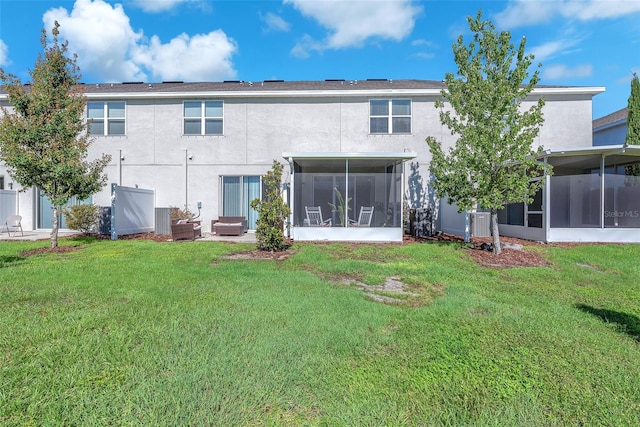 7124 Summer Holly Pl, Riverview, FL 33578 - rear view of property featuring a sunroom, stucco siding, and a lawn
