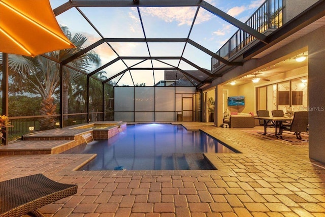 8358 Dunham Station Dr, Tampa, FL 33647 - view of pool featuring a patio area, a pool with connected hot tub, a lanai, a ceiling fan, and outdoor dining space