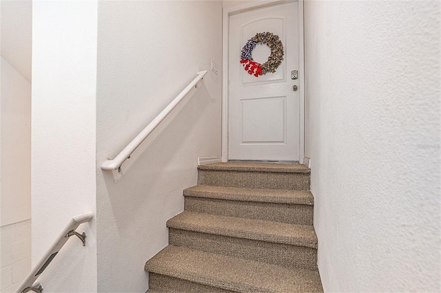 5521 Yellowfin Ct, New Port Richey, FL 34652 - stairway featuring a textured wall