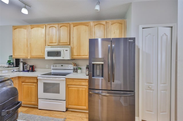 5717 Fishhawk Ridge Dr, Lithia, FL 33547 - kitchen with white appliances, light brown cabinets, light wood-style floors, and light countertops