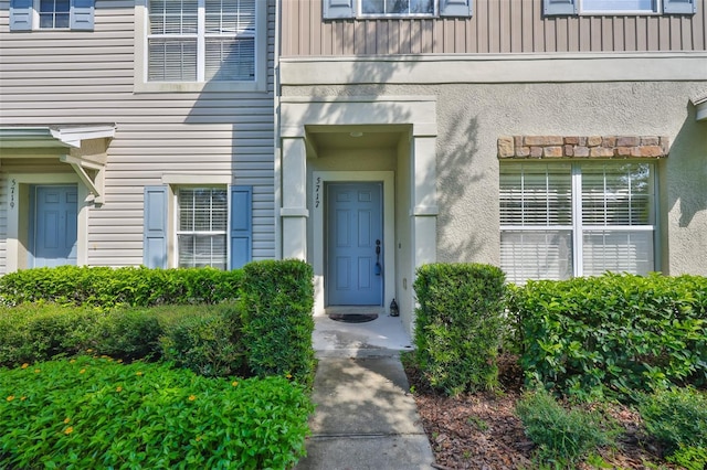 5717 Fishhawk Ridge Dr, Lithia, FL 33547 - property entrance with stucco siding