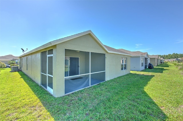 5046 Gato Del Sol Cir, Wesley Chapel, FL 33544 - view of side of home featuring stucco siding, a lawn, and a sunroom