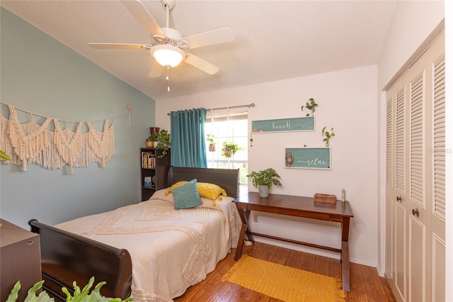 112 Sun Isle Cir Unit 112, Treasure Island, FL 33706 - bedroom featuring a closet, wood finished floors, and ceiling fan