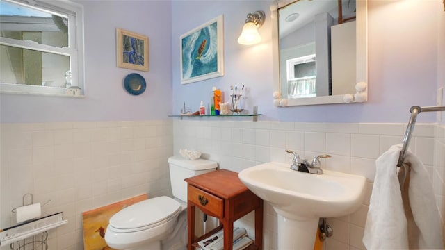2807 Miriam St S, Gulfport, FL 33711 - bathroom with tile walls and wainscoting