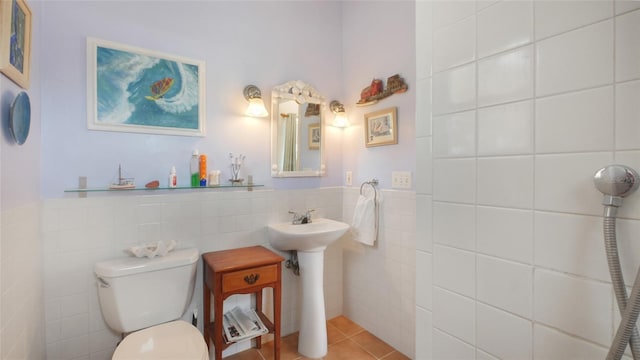 2807 Miriam St S, Gulfport, FL 33711 - bathroom with tile walls, tile patterned flooring, and wainscoting