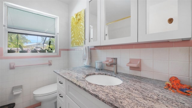 2807 Miriam St S, Gulfport, FL 33711 - bathroom with vanity and tile walls