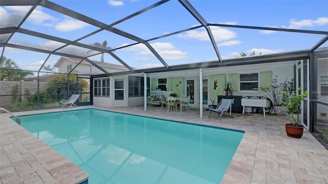 2807 Miriam St S, Gulfport, FL 33711 - outdoor pool with a patio and glass enclosure