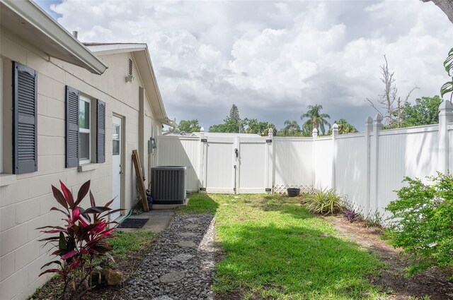 1806 11th St SW, Largo, FL 33778 - view of yard with a gate
