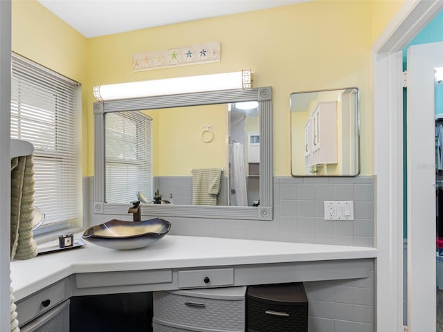 3944 49th Ave S, Saint Petersburg, FL 33711 - full bathroom featuring vanity