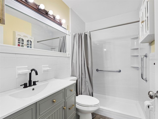 3944 49th Ave S, Saint Petersburg, FL 33711 - full bath with a shower with shower curtain, vanity, decorative backsplash, and tile walls