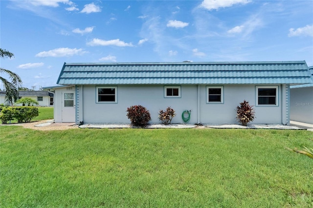 302 Andover Pl Unit G156, Sun City Center, FL 33573 - rear view of house featuring stucco siding and a lawn