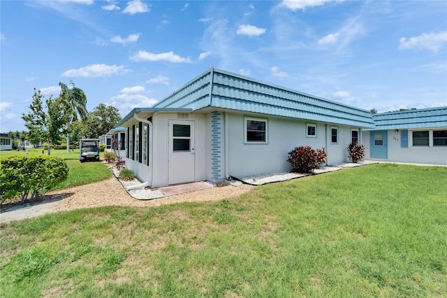 302 Andover Pl Unit G156, Sun City Center, FL 33573 - back of property with a lawn and stucco siding