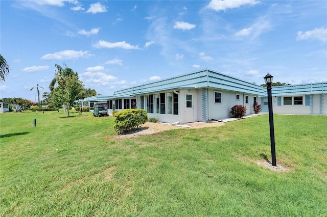 302 Andover Pl Unit G156, Sun City Center, FL 33573 - rear view of property featuring a lawn and stucco siding
