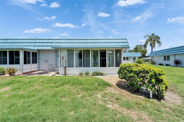 302 Andover Pl Unit G156, Sun City Center, FL 33573 - back of house featuring a sunroom and a yard