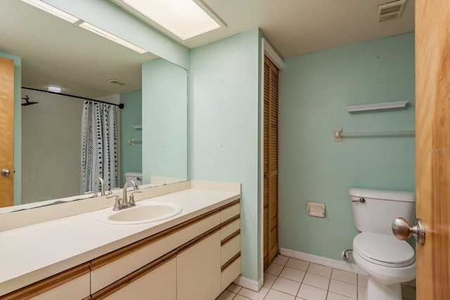9660 Tara Cay Ct Unit 38, Seminole, FL 33776 - bathroom with vanity, tile patterned floors, and a shower with curtain