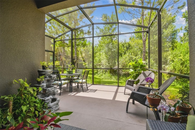 28568 Tranquil Lake Cir, Wesley Chapel, FL 33543 - sunroom with outdoor dining area and plenty of natural light
