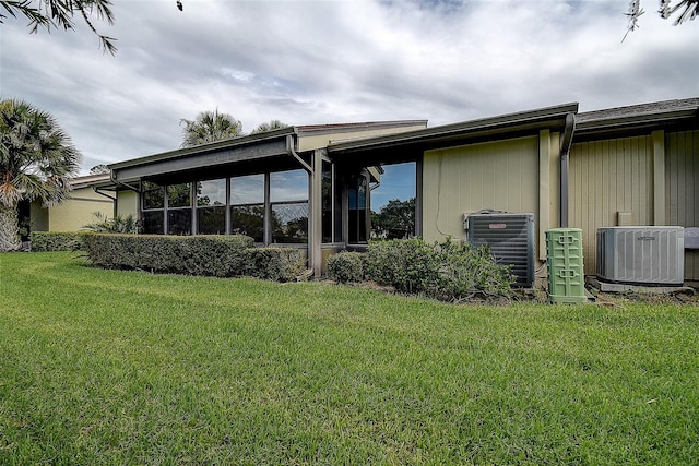 140 Dale Pl, Oldsmar, FL 34677 - back of house featuring a lawn