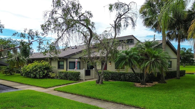 140 Dale Pl, Oldsmar, FL 34677 - view of front of house with stucco siding and a front yard