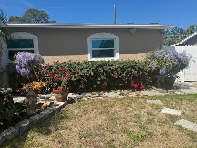 5106 Gateway Dr, Tampa, FL 33615 - view of side of property with stucco siding