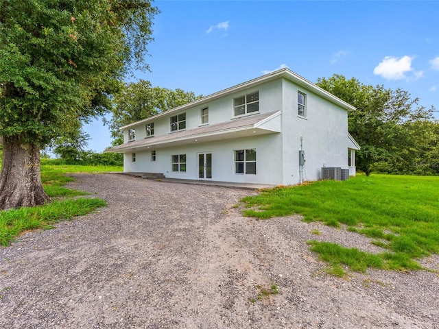 2440S Wallace Rd, Bartow, FL 33830 - view of front facade featuring stucco siding, gravel driveway, and a front lawn