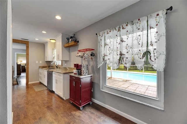 2914 Forest Cir, Seffner, FL 33584 - kitchen featuring dishwasher, recessed lighting, wood finished floors, and white cabinetry