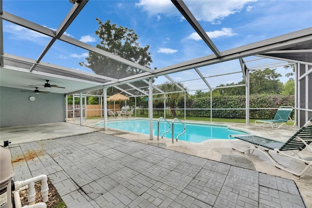 2914 Forest Cir, Seffner, FL 33584 - view of swimming pool featuring a patio, glass enclosure, and a ceiling fan