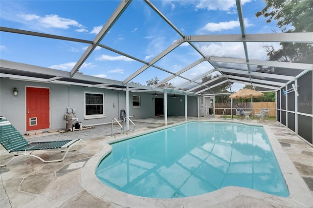 2914 Forest Cir, Seffner, FL 33584 - view of swimming pool featuring a patio area, glass enclosure, and ceiling fan