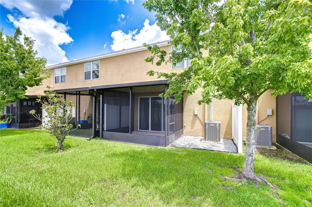 7077 Woodchase Glen Dr, Riverview, FL 33578 - rear view of property with a sunroom, stucco siding, and a lawn