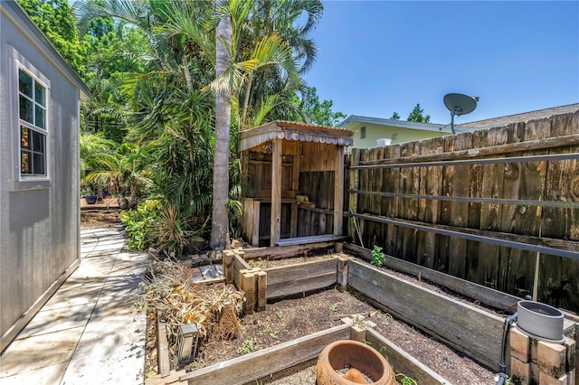 4096 38th St S, Saint Petersburg, FL 33711 - view of yard featuring a garden