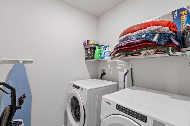 39024 Harlow Rose Dr, Zephyrhills, FL 33540 - laundry area featuring washing machine and clothes dryer and baseboards