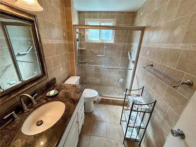 2070 World Parkway Blvd Unit 36, Clearwater, FL 33763 - full bathroom with tile walls, a shower stall, and vanity
