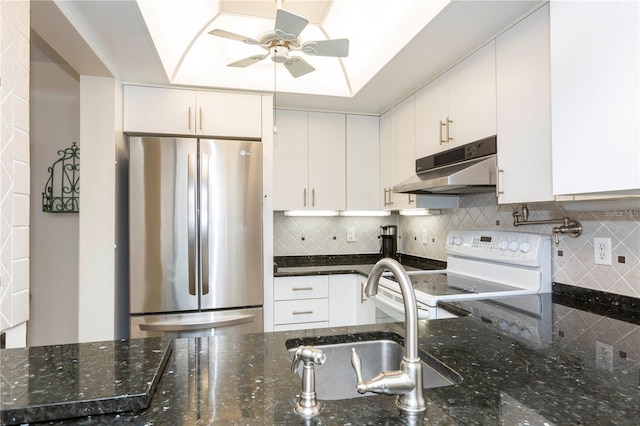 5111 Amulet Dr Unit 208, New Port Richey, FL 34652 - kitchen featuring freestanding refrigerator, under cabinet range hood, electric stove, a ceiling fan, and tasteful backsplash