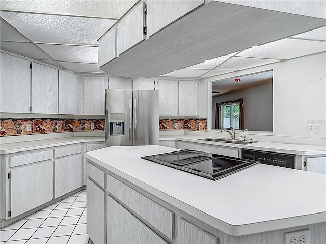 1607 New Bedford Dr, Sun City Center, FL 33573 - kitchen with stainless steel fridge with ice dispenser, black electric cooktop, dishwashing machine, a kitchen island, and light countertops