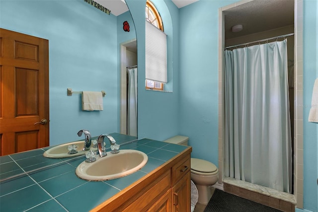 3772 Woodridge Pl, Palm Harbor, FL 34684 - bathroom with vanity and a shower with shower curtain