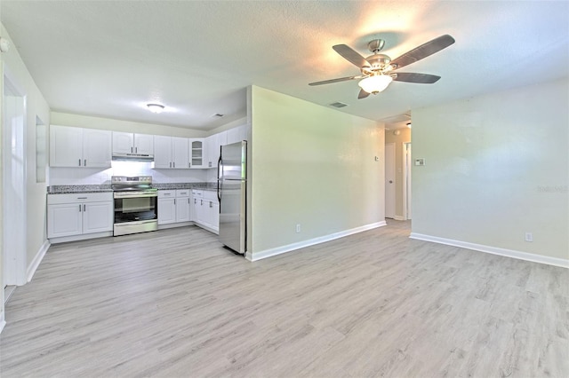 475 W Ethelene St, Bartow, FL 33830 - kitchen featuring stainless steel appliances, under cabinet range hood, white cabinetry, light wood-style flooring, and glass insert cabinets
