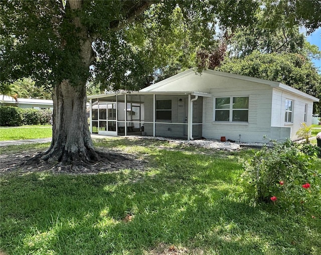 7651 46th Way N, Pinellas Park, FL 33781 - view of front of property featuring a sunroom and a front yard