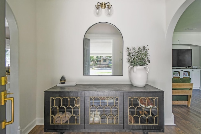 1208 E Crenshaw St, Tampa, FL 33604 - detailed view of wood finished floors and crown molding