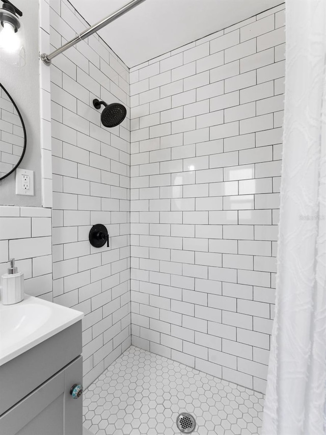 5514 7th Ave N, Saint Petersburg, FL 33710 - bathroom with a tile shower, vanity, and tile walls
