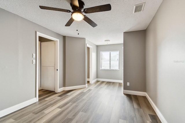 1508 Adams Cir E, Largo, FL 33771 - spare room with light wood-style flooring, a textured ceiling, and a ceiling fan