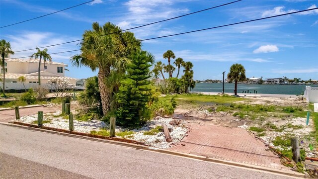 7056 S Shore Dr S, Saint Petersburg, FL 33707 - photo 4