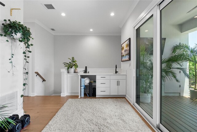 4515 W N A St Unit 6, Tampa, FL 33609 - indoor wet bar featuring light wood-type flooring, crown molding, recessed lighting, and plenty of natural light