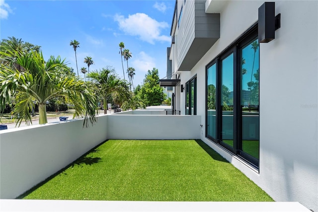 4515 W N A St Unit 6, Tampa, FL 33609 - view of green lawn featuring a balcony