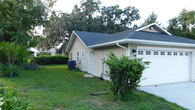 6605 Foxmoor Dr, Zephyrhills, FL 33542 - view of side of property featuring roof with shingles, an attached garage, a yard, and driveway