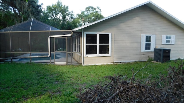 6605 Foxmoor Dr, Zephyrhills, FL 33542 - back of property featuring an outdoor pool, a yard, glass enclosure, and a patio