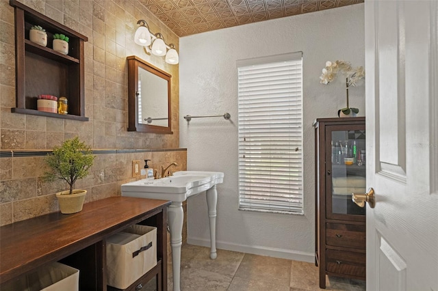 17311 Carriage Way, Odessa, FL 33556 - bathroom featuring an ornate ceiling and a textured wall
