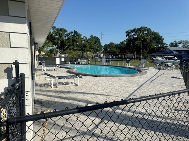 101 Lake Ave NE Unit 121, Largo, FL 33771 - community pool with a patio